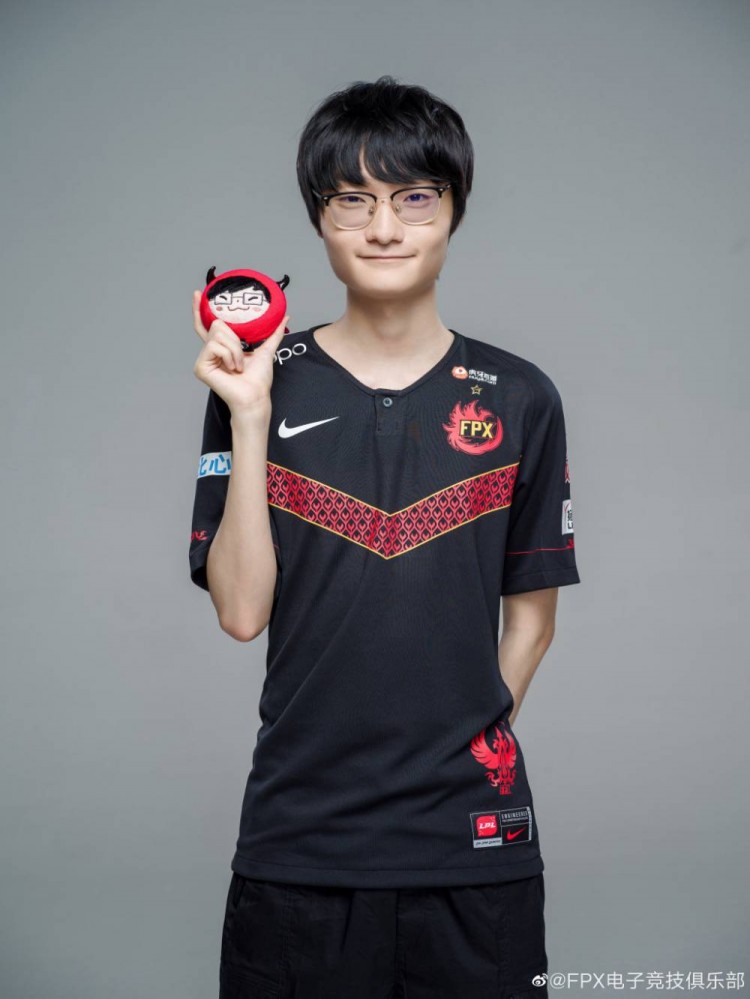 DK横扫CLG，Peanut极限生还后反打焦点之战入围赛，锁定晋级资格