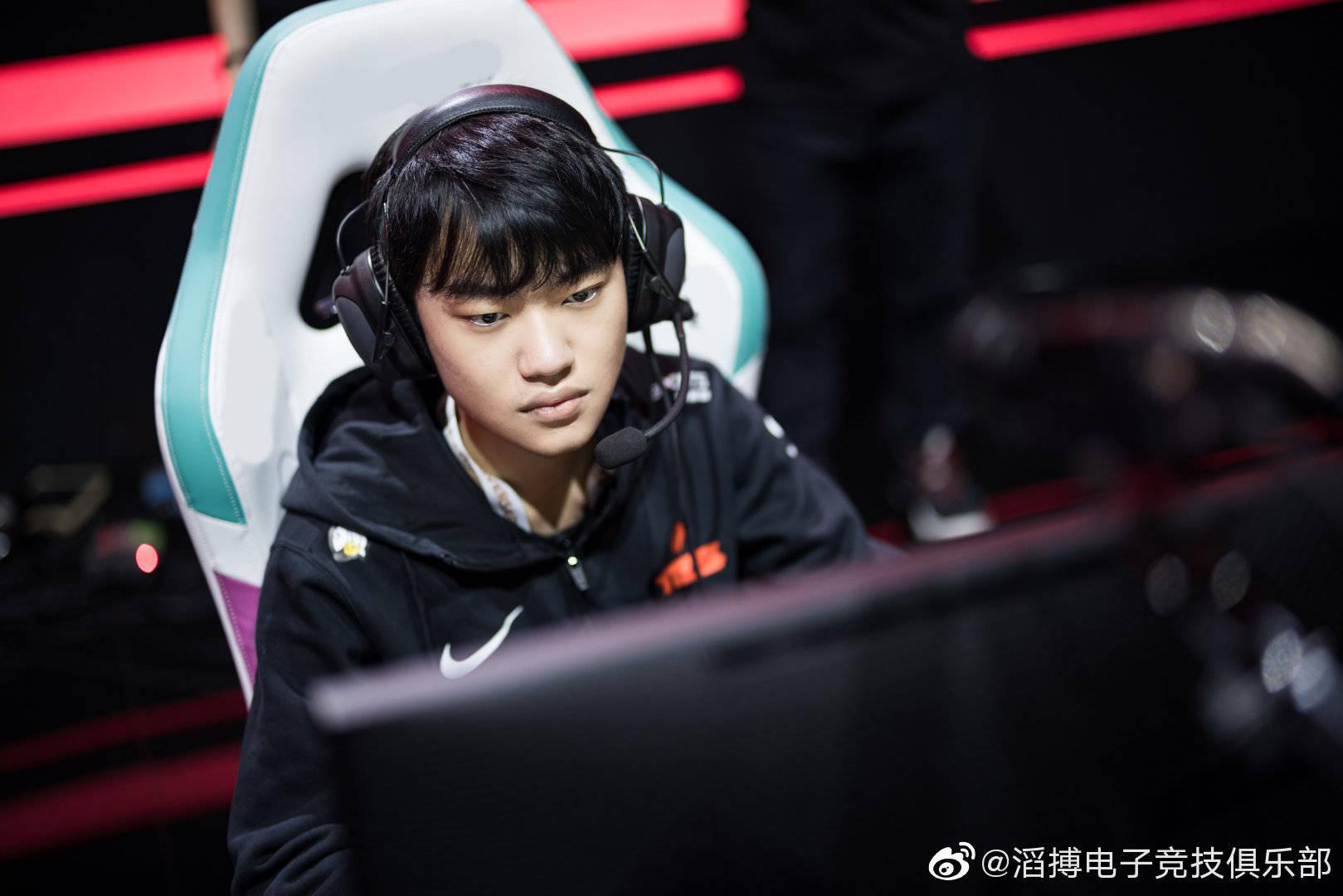 V5翻盘LGD，Caps团战一打五顶尖较量全球总决赛，点燃全场激情